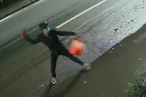 Vừa đuổi bắt trộm xong thì chủ nhà bị ném gạch ‘trả thù’