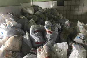 1 giám đốc ở TP.HCM bị bắt vì sản xuất găng tay y tế giả 