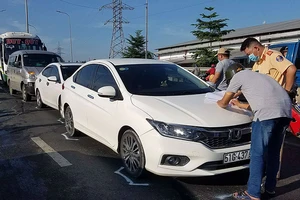 5 xe tông liên hoàn, giao thông qua dốc cầu Bình Điền ùn ứ