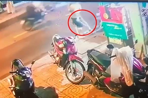 Mang dao sang 'hỏi thăm' hàng xóm vì loa kẹo kéo