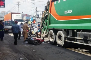 Cô gái bị xe chở rác cán qua chân ở Bình Chánh