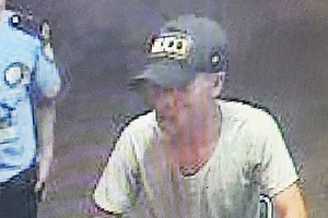 Bị nhắc nẹt bô ở chung cư, thanh niên mua dao đâm 3 bảo vệ