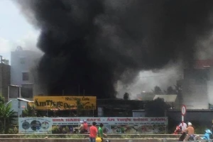 Khói lửa ngút trời ở nhà hàng, khách bỏ chạy tán loạn