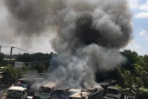 Cháy bãi giữ xe ở Bình Chánh, 11 ô tô bị thiêu rụi