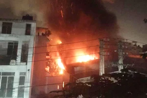 Mâu thuẫn tình ái, người phụ nữ mua xăng đốt công ty ở quận 12