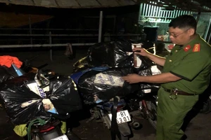 Xe chở hàng lậu lao xuống kênh khi thấy công an