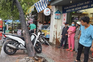 Cây me đổ, đè xe SH và đường dây cáp ở quận 8