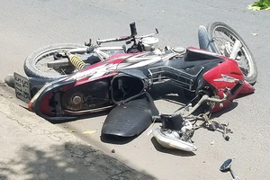 Người đàn ông chết bất thường bên xe máy bể nát