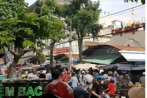 Cháy nhà gần chợ ở Tân Phú, nhiều người náo loạn