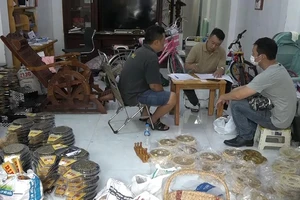 Vụ sản xuất phụ tùng xe máy giả: 2 người bị bắt khẩn cấp