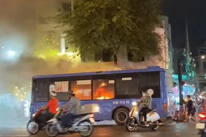 Xe buýt bốc cháy, tài xế nhanh tay mở cửa cứu hành khách 