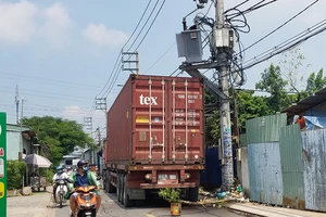 Container va máy biến áp, hàng trăm hộ dân mất điện