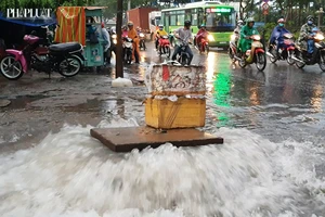 Thủ Đức: Lênh láng nước ở nhiều tuyến đường sau mưa to
