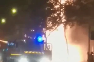 Biển quảng cáo ngân hàng bốc cháy, lan sang cửa hàng nệm