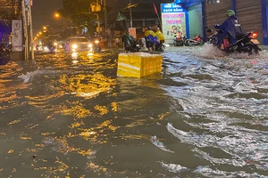 Mưa cực lớn, hàng loạt tuyến đường thành sông 