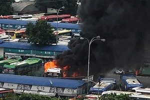 Xe giường nằm cháy dữ dội ngay trong Bến miền Đông