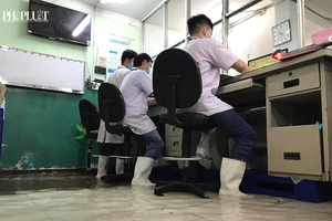 Bệnh viện Hóc Môn ngập nặng, bác sĩ lội nước chữa bệnh
