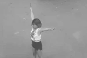 TP.HCM: 1 cô gái cầm dao ‘phân luồng’ giao thông