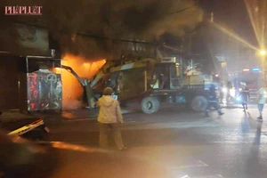 Cháy quán cơm lúc rạng sáng, huy động cả xe múc dập lửa