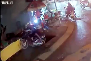 Bình Chánh: Xe máy sụp hố sâu hơn 3m, thanh niên trọng thương