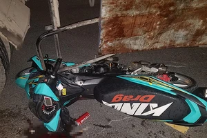 Va chạm xe máy và xe tải, đôi nam nữ trọng thương