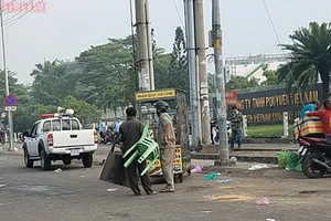 Người bán bánh mì bị rượt chém trước Công ty Pouyuen