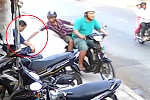 Công an tìm bị hại trong vụ cướp giật điện thoại ở Hóc Môn