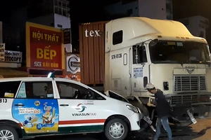 Container húc dải phân cách, tông 2 ô tô ở Bình Thạnh