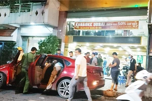 Nhóm hỗn chiến ở karaoke Dubai có súng, áo giáp...