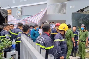 Quận 6: Xả khí độc đưa thi thể thanh niên khỏi hố ga