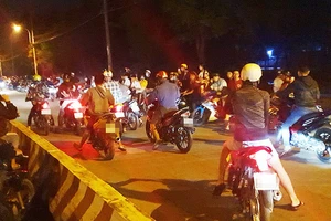 Công an TP.HCM giải tán 4 tốp chạy xe máy gây rối