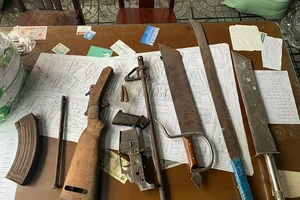 Người dân quận 11 giao nộp súng đạn được tặng bánh trung thu