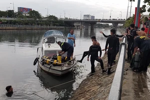 Tìm được thi thể người nhảy cầu Nguyễn Văn Cừ