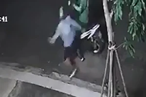 1 tài xế bị tạt nước cay vào mắt, cướp xe lúc rạng sáng