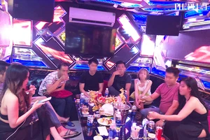 Để con nhỏ ngủ gục bên ngoài, bố mẹ phê ma túy trong phòng VIP