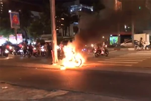 Xe máy bốc cháy bất ngờ, chủ xe nháo nhào bỏ chạy