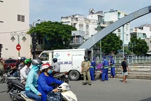  Thi thể người đàn ông trôi trên kênh Tân Hóa