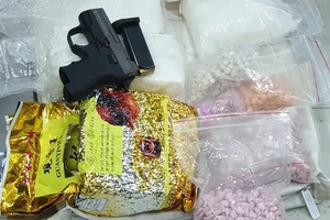 Tài xế xe ôm tàng trữ súng vận chuyển ma túy