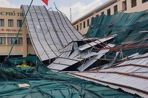 Quận 6: Gió lốc gây tan hoang trường THPT Bình Phú