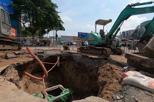 Đổ đất cát lấp hố khổng lồ ở đường Phan Văn Trị