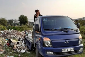 Mật phục bắt nhiều ô tô đổ rác trộm ở Bình Chánh
