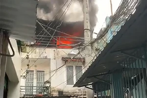 Quận 6: Nhà trong hẻm cháy dữ dội, cả khu phố náo loạn
