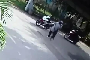 Clip ghi cảnh người đàn ông bán vé số ở Củ Chi bị đánh