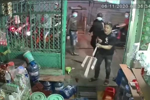 Côn đồ cầm hung khí truy sát người đàn ông ở Bình Tân