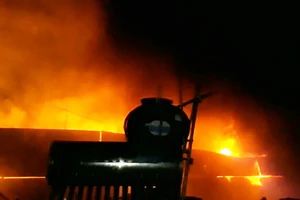 Nhà xưởng công ty nhựa ở Bình Chánh chìm trong biển lửa