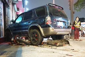 Ô tô tông liên hoàn, cuốn hai xe máy vào gầm ở Gò Vấp