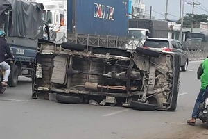 Xe tải bể bánh lật ngang Quốc lộ 1, ùn xe hàng giờ