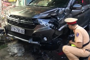 Ô tô ‘điên’ tông liên hoàn, lao vào cửa hàng ở quận 12