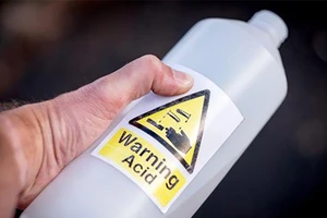 Đi chơi với bạn gái, thanh niên bị tạt acid