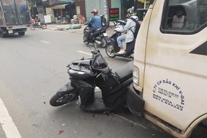 Ô ô tải mất thắng, va chạm liên hoàn với 3 xe khác ở Bình Tân